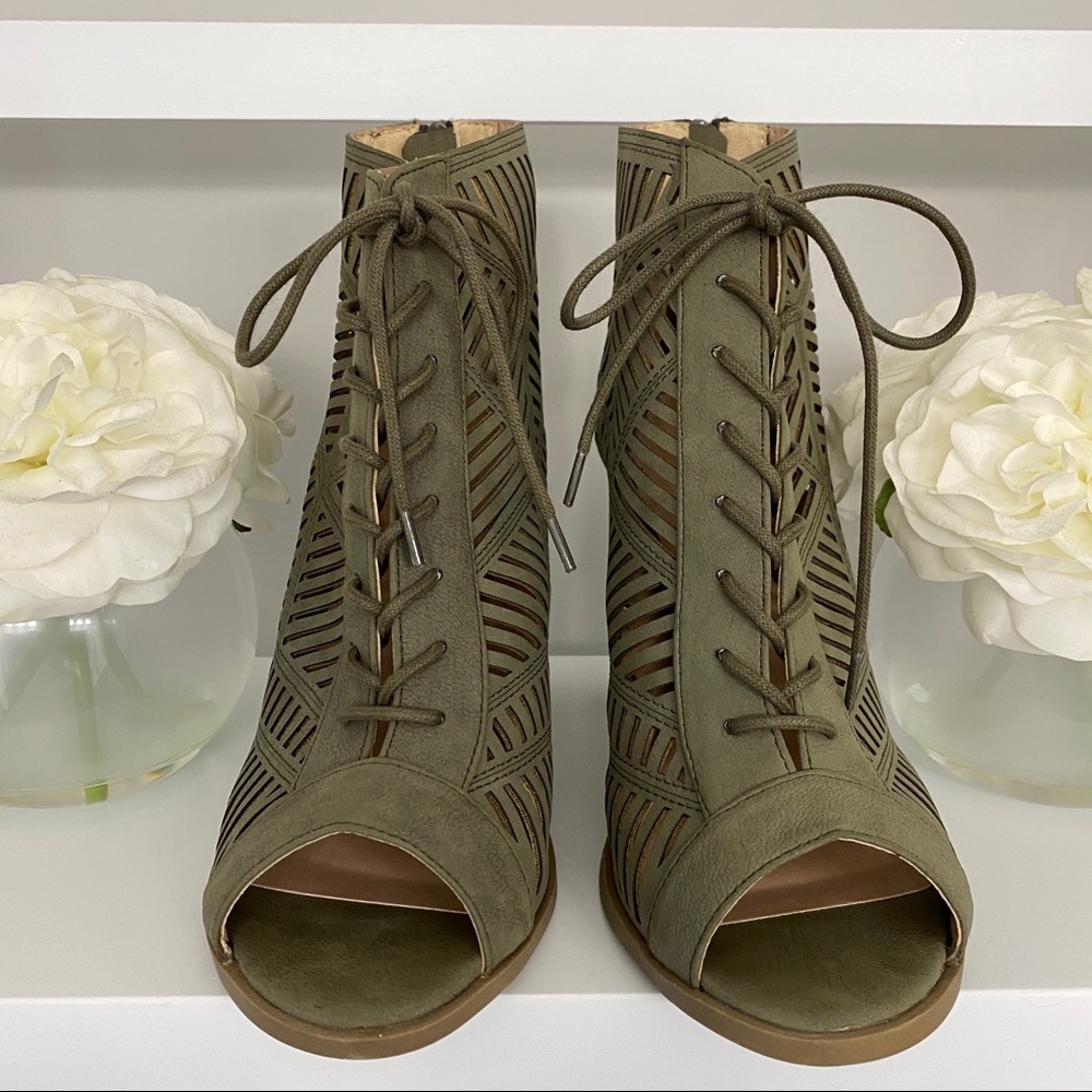 💚 💫Super Cute Olive Ankle Booties💫💚